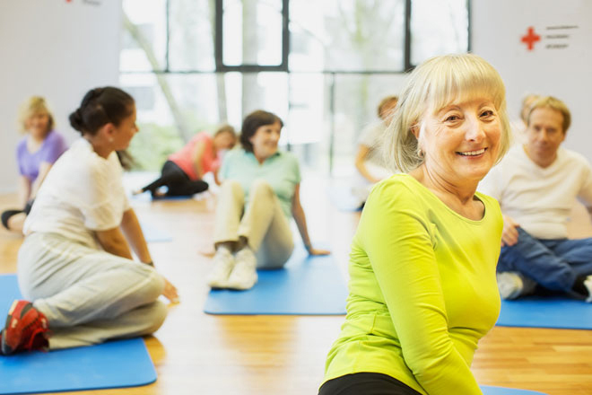 Gesundheit Sport; Fitness; Yoga; Gruppe; Turnhalle; Deutsches Rotes Kreuz; Bewegung; Gesundheit; Gesundheitsprogramm; Dehnungsübung; Gymnastik;